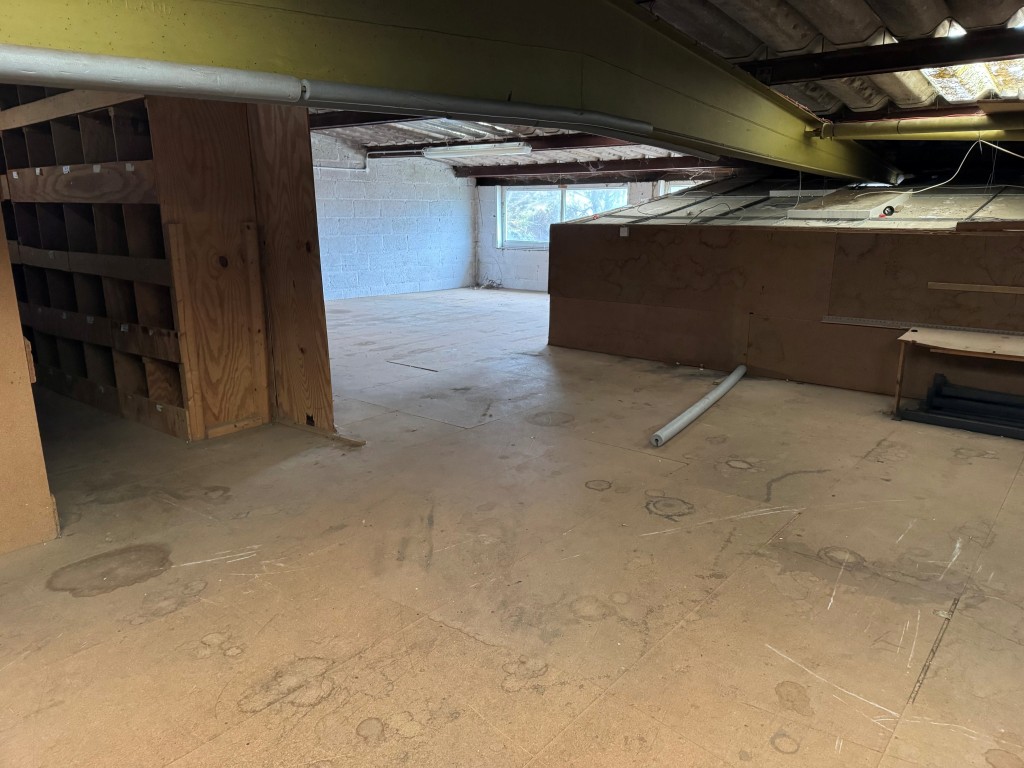 Lot: 76 - FREEHOLD VACANT TWO STOREY COMMERCIAL UNIT WITH GATED YARD - Part of the First Floor